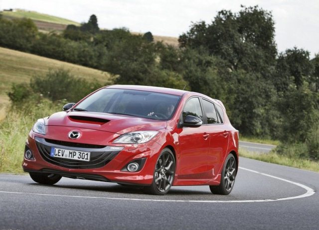 2013 Mazda3 MPS kırmızı gövde ve ön görünüm