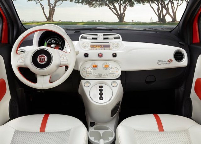 Fiat 500e beyaz iç mekân ve düğmeli sürüş seçicisi
