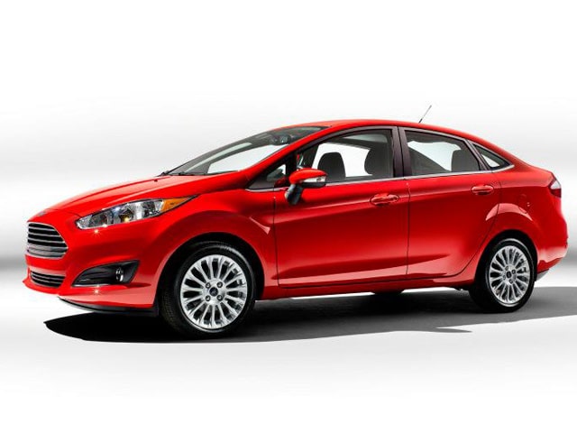 2014 Ford Fiesta Sedan yenilenen ön ızgara ve far tasarımı