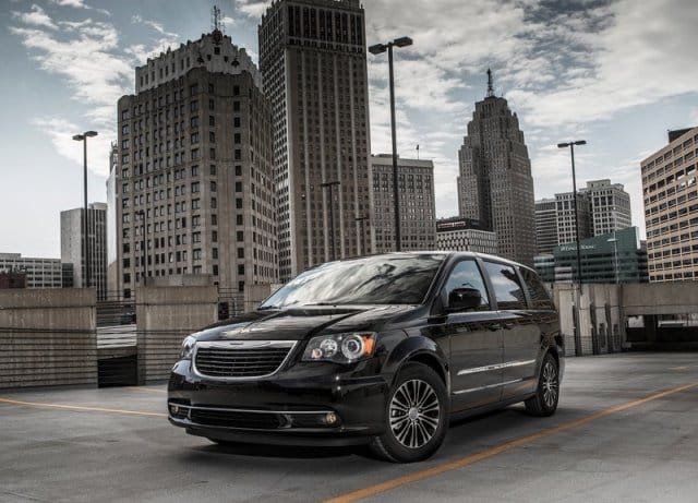 2013 Chrysler Town and Country S ön görünümü