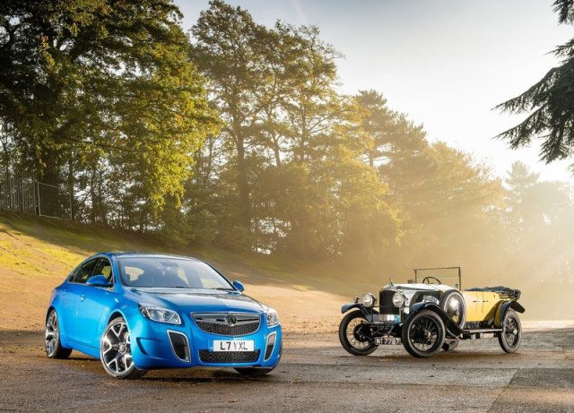 Vauxhall Insignia VXR SuperSport mavi gövde ön görünüm