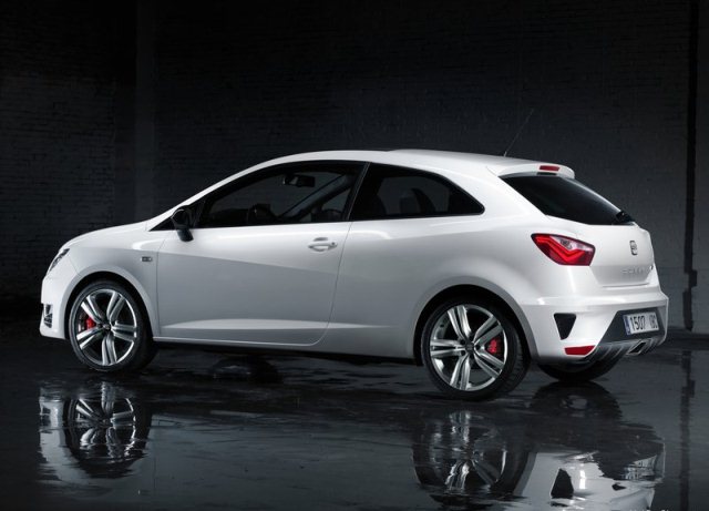 SEAT Ibiza Cupra beyaz gövde ön görünümü
