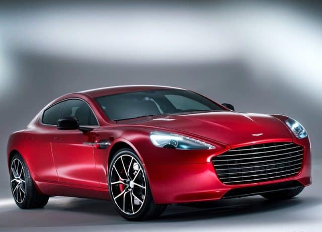 Aston Martin Rapide S ön tasarımı ve geniş alüminyum ızgara