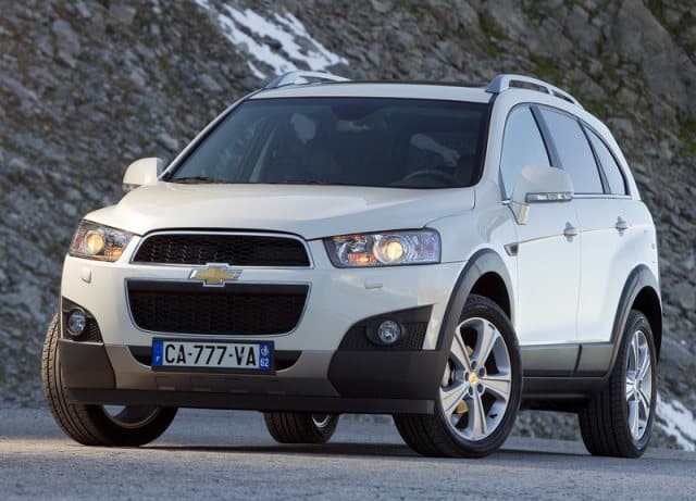 Chevrolet Captiva beyaz gövde ön üç çeyrek görünümü