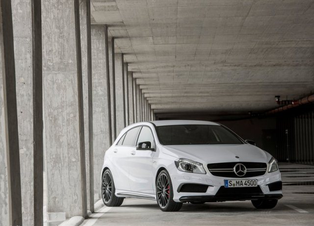 A 45 AMG arka üç çeyrek görünüm