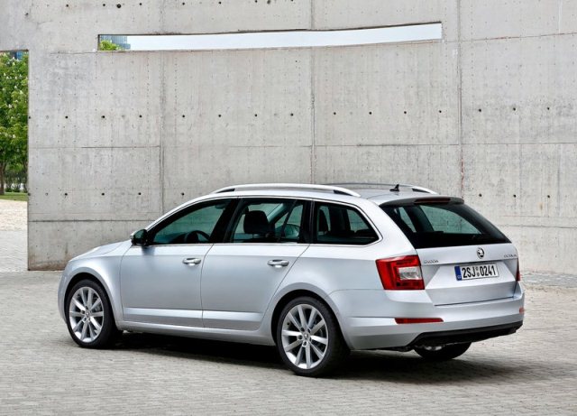 Gümüş Skoda Octavia Combi arka üç çeyrek görünümü