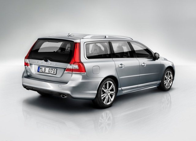 2014 Volvo V70 arka üç çeyrek görünümü