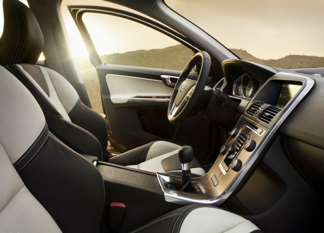 Volvo XC60 gösterge paneli ve orta konsol