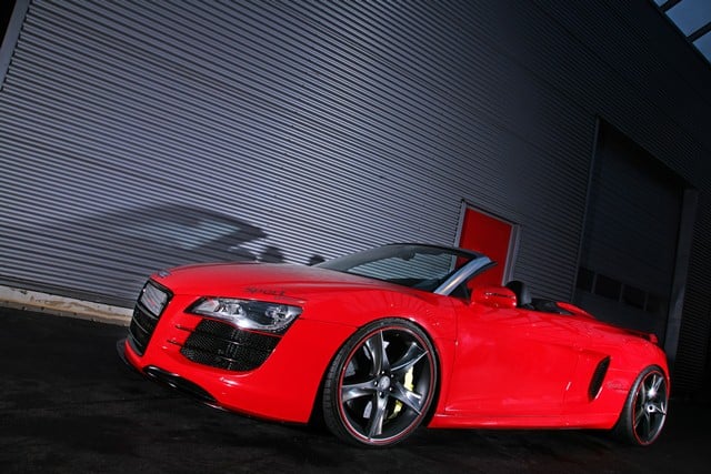 Audi R8 Spyder kırmızı gövde ve tuning paketi