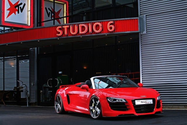 Audi R8 Spyder kırmızı gövde ve karbon ön bölüm