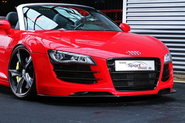 Audi R8 Spyder yan profil ve siyah kırmızı jantlar