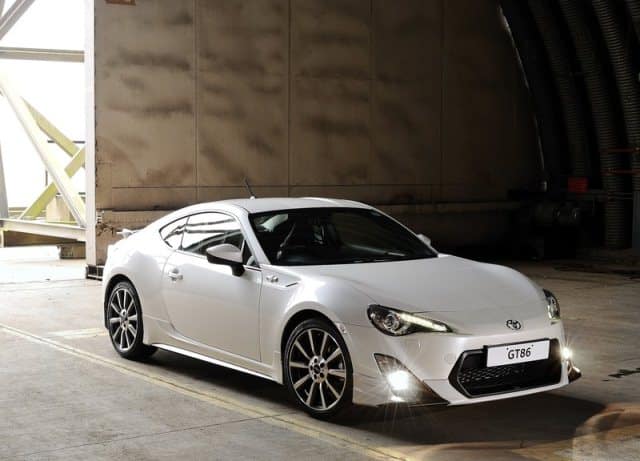 Beyaz GT86 TRD ön ve yan tasarım