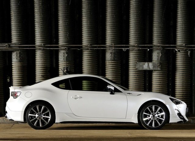 GT86 TRD yan profil ve TF6 jant