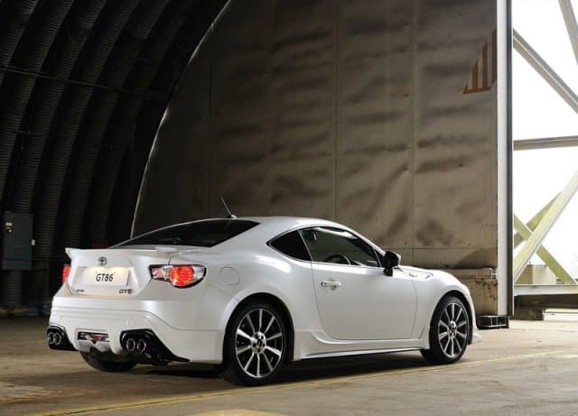 GT86 TRD arka tampon ve dört çıkışlı egzoz