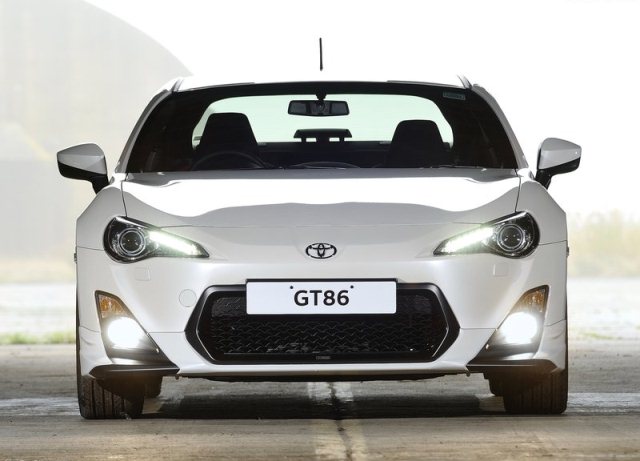 Beyaz GT86 TRD arka üç çeyrek görünüm