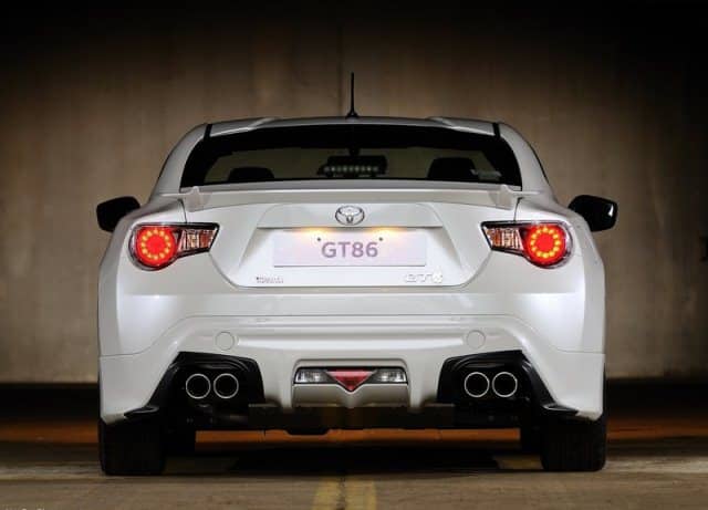 GT86 TRD beyaz gövde yan ve arka görünüm