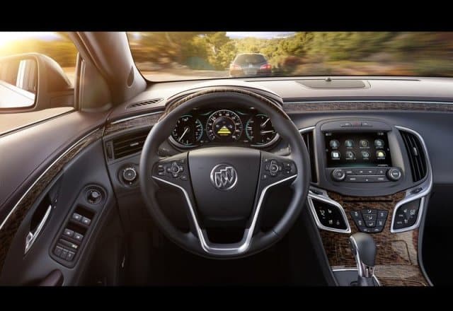 Buick LaCrosse direksiyon gösterge paneli ve IntelliLink ekranı