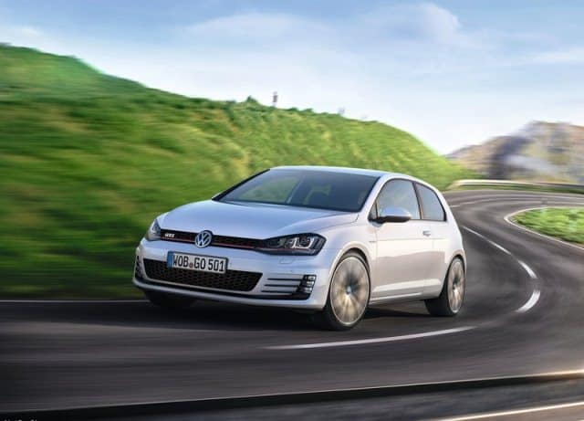 Beyaz Golf GTI hareket halinde ön açı