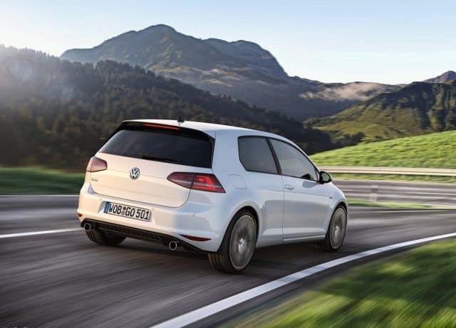 Beyaz Golf GTI hareket halinde arka görünüm