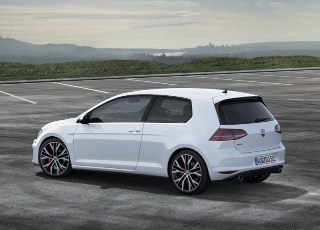 Beyaz üç kapılı Golf GTI arka çapraz görünüm