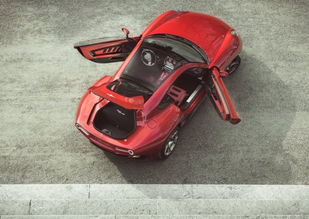 Alfa Romeo Disco Volante Touring üstten görünüm ve açılan gövde bölümleri