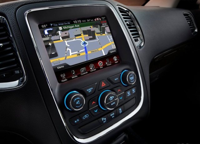 Dodge Durango gösterge paneli ve orta konsol
