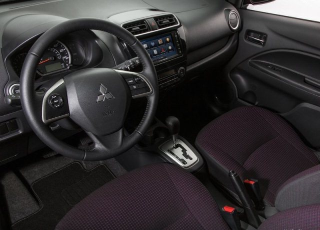 Mitsubishi Mirage gösterge paneli ve ön kabin