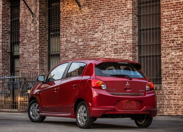 Mitsubishi Mirage arkadan üç çeyrek görünüm