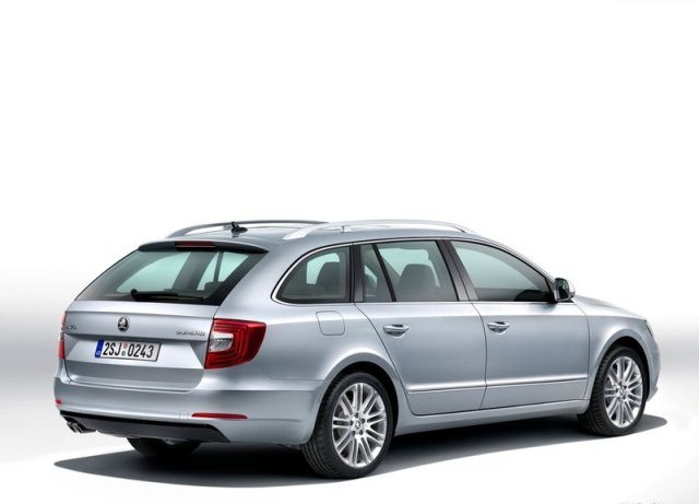 Skoda Superb Combi arka görünümü