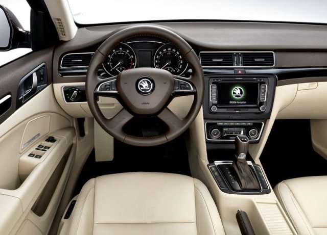 Skoda Superb kokpit ve gösterge paneli