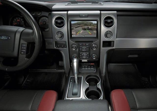 Ford F-150 SVT Raptor gösterge paneli ve orta konsolu