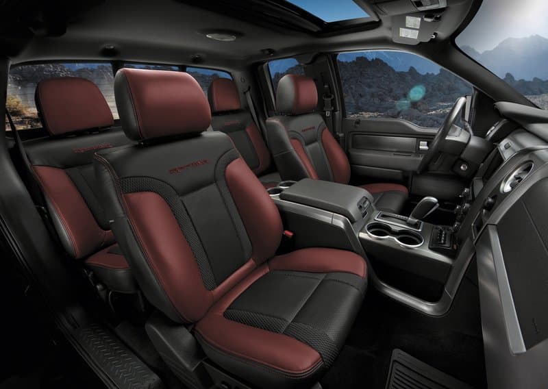 Ford F-150 SVT Raptor ön koltukları ve kabin içi