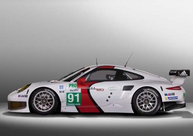 Porsche 911 RSR yarış otomobilinin ön ve yan görünümü