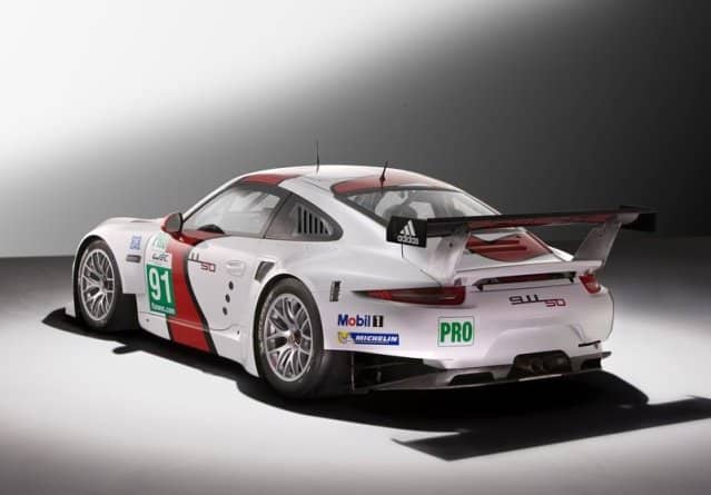 Porsche 911 RSR arka görünümü ve büyük yarış kanadı