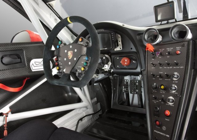 Porsche 911 RSR yarış kokpiti ve direksiyon düzeni