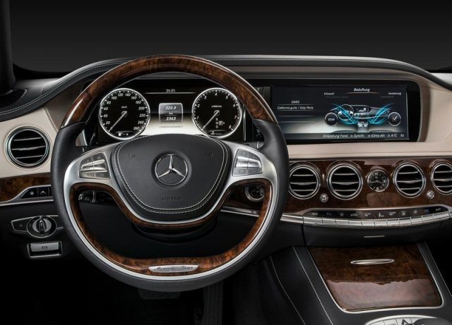 Mercedes-Benz S-Class W222 gösterge paneli ve çift ekran düzeni