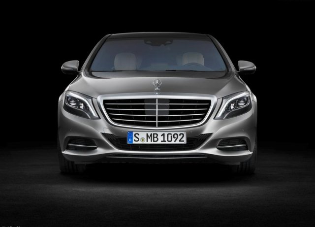 Mercedes-Benz S-Class W222 arka üç çeyrek görünümü