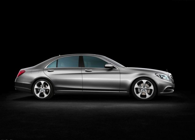 Mercedes-Benz S-Class W222 jant ve yan gövde görünümü