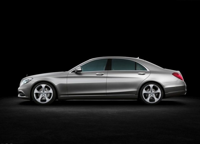 Mercedes-Benz S-Class W222 yan profil görünümü