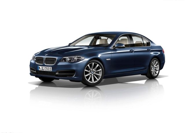 Mavi BMW 5 Series sedan ön ve yan tasarımı