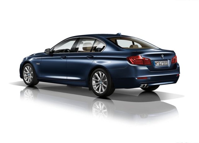 2014 BMW 5 Series mavi sedan ön üç çeyrek görünümü