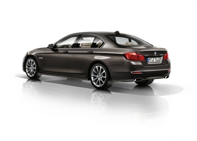 Kahverengi BMW 5 Series sedan yan görünümü