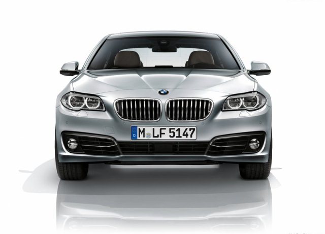 BMW 5 Series sedan önden görünüm