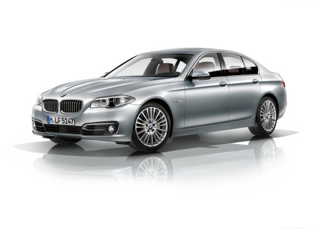 BMW 5 Series sedan ön çapraz görünüm