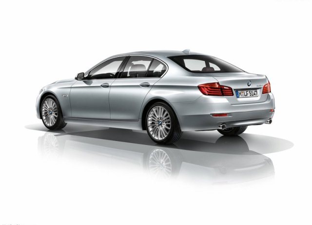 BMW 5 Series sedan arka çapraz görünüm