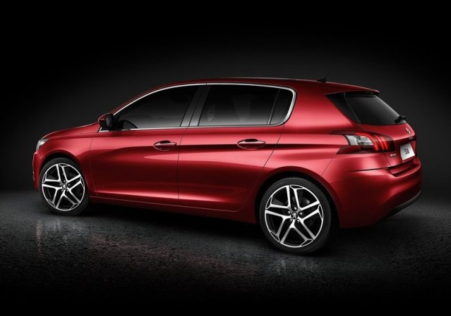Kırmızı Peugeot 308 ön ve yan görünümü