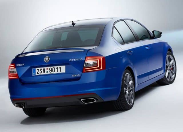 Mavi Skoda Octavia vRS liftback arka görünüm