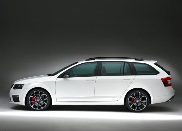 Beyaz Skoda Octavia vRS Combi yan profil