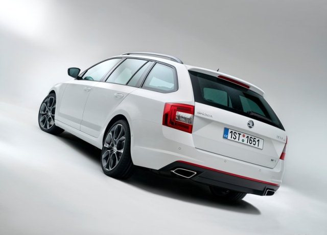 Beyaz Skoda Octavia vRS Combi arka görünüm