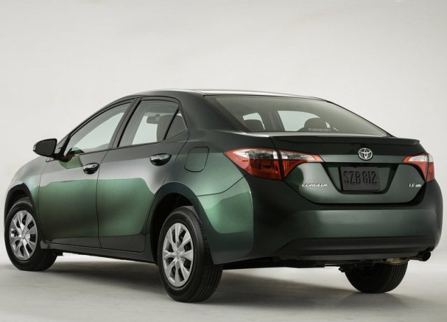 Toyota Corolla yeşil renkli yan görünüm